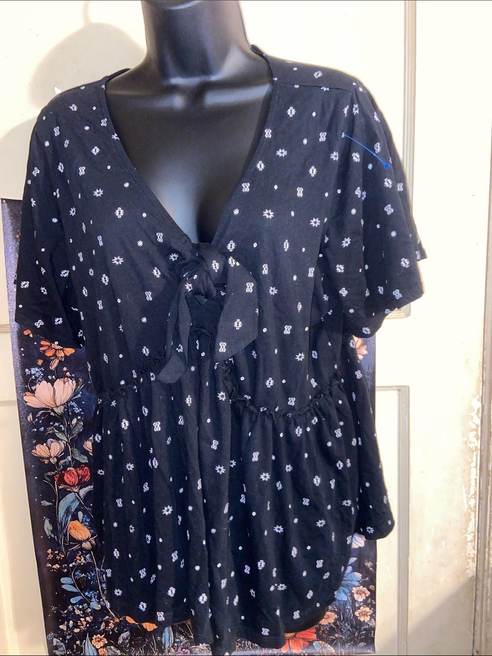 TORRID BLACK TIE FRONT TOP Geo Print Ruffle Tunic Tee